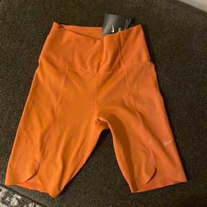NWT THE NIKE ONE LUXE
TIGHT FIT